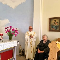 Vikar Norbert Glaser mit Elfriede Kahr