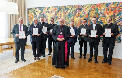 Diözesanbischof Wilhelm Krautwaschl mit den ausgezeichneten Priestern (zwei waren verhindert).